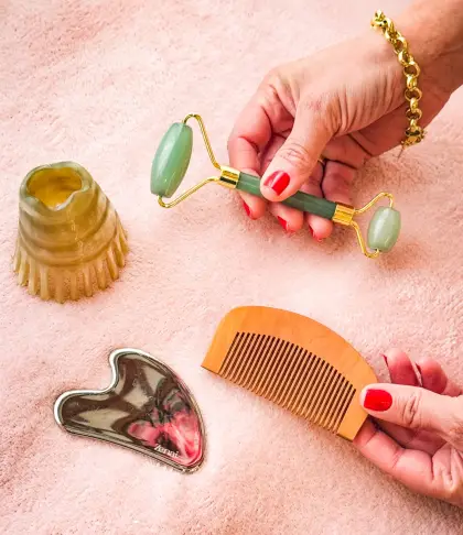 Rolo de jade, gua sha e pente de madeira usados nos tratamentos faciais