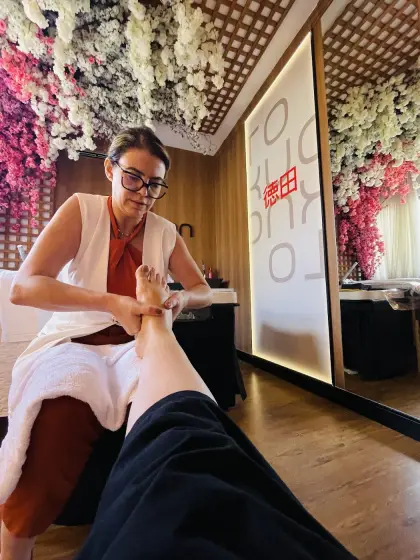 Fernanda Tokuda fazendo massagem nos pés de uma cliente