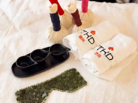 Toalhas com o logotipo TKD, máscara de pedras e pincéis de massagem